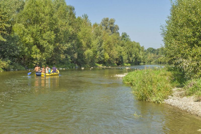 Kanoën en zwemmen, Bečva rivier in Noord Moravië