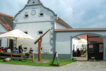 Boerderij huizen in Holašovice met mooi versierde gevels
