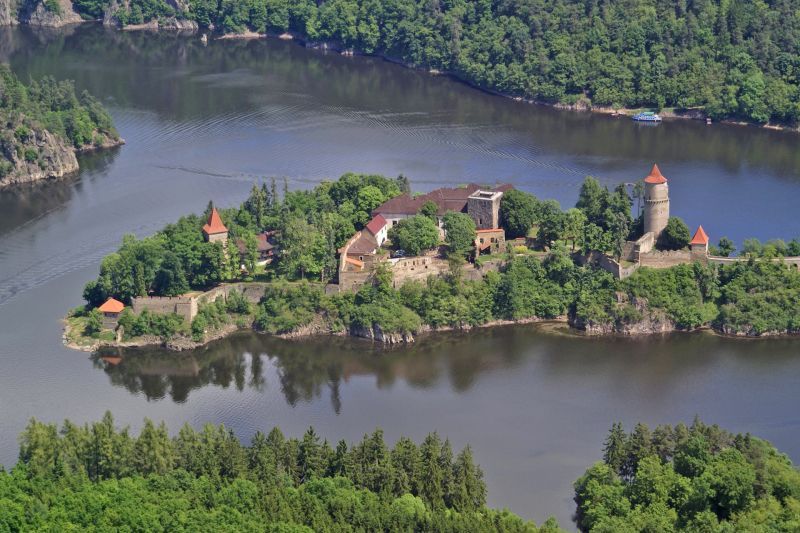 Prachtige kasteel Zvikov, op een landtong