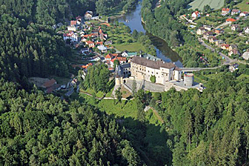 Český Šternberk ligging in de heuvels in het Sázavadal